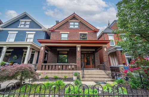Dayton House | Doctor's Retreat w/Hot Tub – Historic Home in Amazing Location!