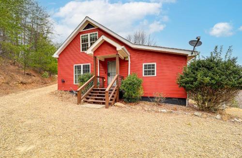Purlear House | Dog Friendly Mountain View Retreat w/Hot Tub