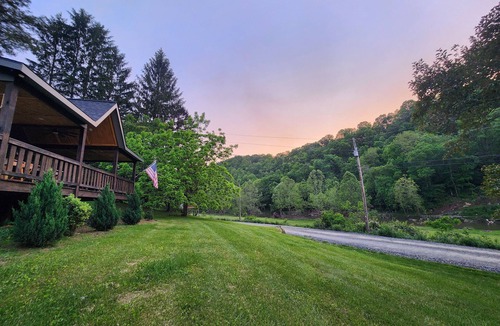 Crumpler Cottage | Dog-Kids and Family Friendly Riverfront Cabin!