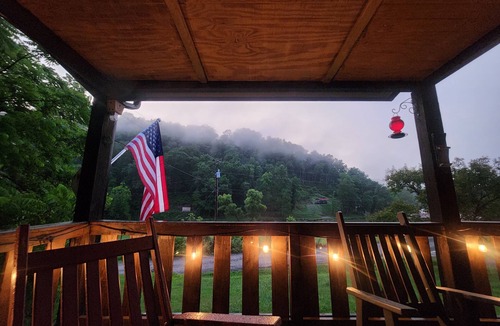 Crumpler Cottage | Dog-Kids and Family Friendly Riverfront Cabin!