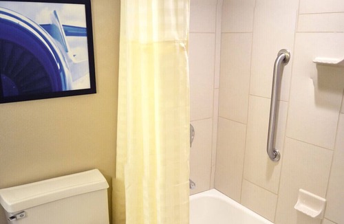 Southeast Houston Hotel | DoubleTree Houston 2 Double Studio Gym, Pool