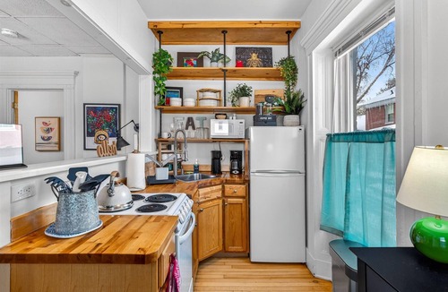 Old North End Apartment | Downtown 1BR - 5 min walk to Church St Dining and Shops - 1st Floor & Parking