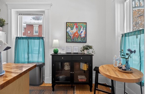 Old North End Apartment | Downtown 1BR - 5 min walk to Church St Dining and Shops - 1st Floor & Parking