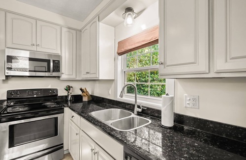 Blowing Rock Cottage | Downtown Blowing Rock Retreat - Walk Everywhere - Family-Friendly - Sleeps 8