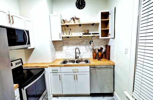 Dayton House | Downtown Cincinnati Game Yard Retreat at Newport City Center 2 King Beds