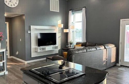 Mena Apartment | Downtown Mena apartment with hot tub and open concept