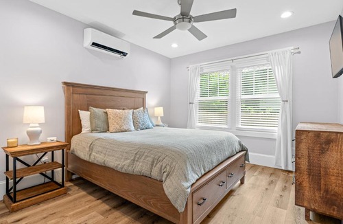 Historic Montford Apartment | Downtown Retreat - Private Yard- Parking