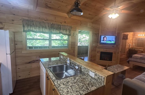 Candler Cabin | Dreamin Hollow: Your Peaceful Asheville Hideaway