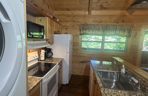 Candler Cabin | Dreamin Hollow: Your Peaceful Asheville Hideaway
