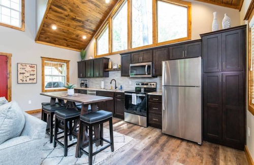 Rogers Cabin | Dreamscape- Hot Tub, Firepit, Private Hiking, WiFi, 4 mins to Natural Bridge