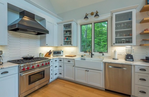 Swannanoa House | Eagle View | Pets, Fenced Yard, Screened Porch, Chef's Kitchen & Stunning Views!
