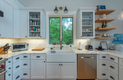 Swannanoa House | Eagle View | Pets, Fenced Yard, Screened Porch, Chef's Kitchen & Stunning Views!