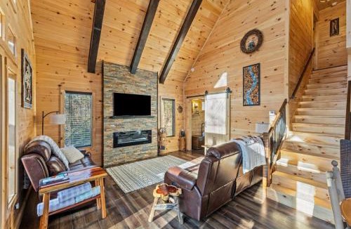 Rogers House | EagleRock Retreat- Pet Friendly, Hot Tub, Firepit