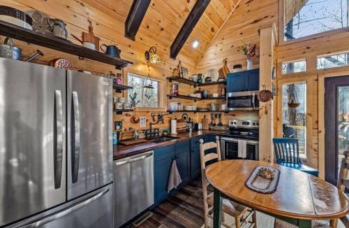 Rogers House | EagleRock Retreat- Pet Friendly, Hot Tub, Firepit