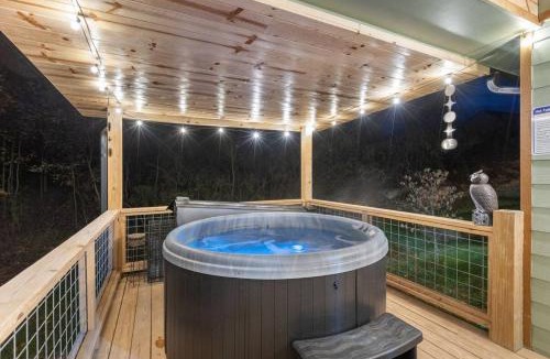 Rogers House | EagleRock Retreat- Pet Friendly, Hot Tub, Firepit