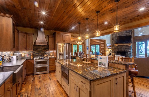 Banner Elk House | Eagles Landing at Eagles Nest: Luxury pet friendly home, views, hot tub, pool table, fire pit
