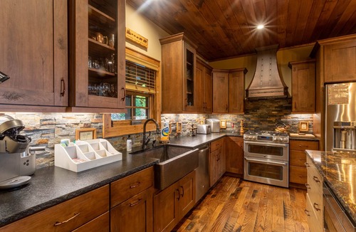 Banner Elk House | Eagles Landing at Eagles Nest: Luxury pet friendly home, views, hot tub, pool table, fire pit