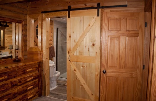 Pigeon Forge Cabin | Eagles Roost } 2 minutes off Parkway / Hot Tub / Skee Ball / Pool Table