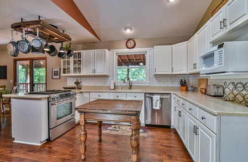 Asheville House | East AVL, 7 miles to Downtown, Game Room, Hot Tub