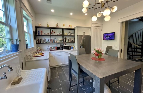 Georgetown House | East Suite-🕊️ at Bleubird Studio, Walk to Downtown