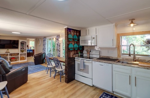 Edgemont House | Edgemont Waterfront Cabin Rental w/Beach Access!