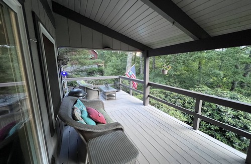 Newland House | Electric and Water is Working Centrally Located Resort inThe High Country RELAX