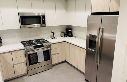 Beverly Grove Apartment | Elegant 3BD/3BA Rental – Heart of Beverly Hills