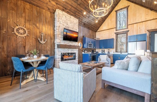 Sevierville Cabin | Elegant 3BD Near Lake | Arcades + Hot Tub + VIEWS!