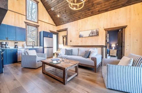 Sevierville Cabin | Elegant 3BD Near Lake | Arcades + Hot Tub + VIEWS!