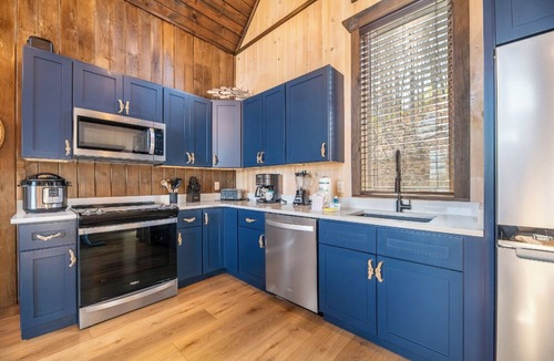 Sevierville Cabin | Elegant 3BD Near Lake | Arcades + Hot Tub + VIEWS!