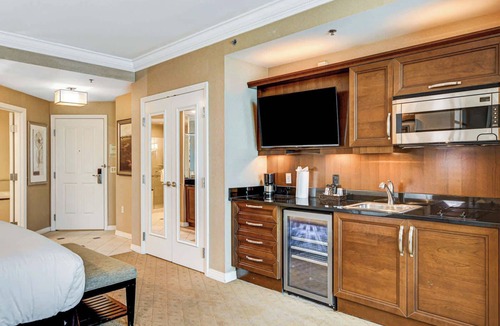 Las Vegas Apartment | Elegant MGM Studio Strip Views 19811