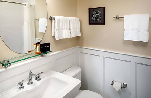 Berea Hotel | Elegant Suite Near Berea Artisan Center & Arts Council - Tranquil Retreat!