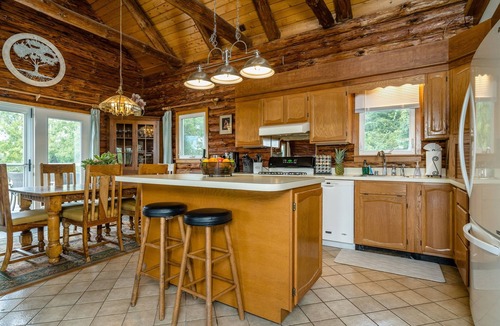 Front Royal Cabin | ELLIE'S LODGE COMES COMPLETE WITH ALL THE LOG CABIN GOOD VIBES!