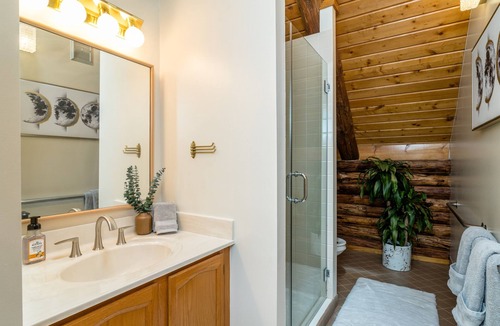 Front Royal Cabin | ELLIE'S LODGE COMES COMPLETE WITH ALL THE LOG CABIN GOOD VIBES!