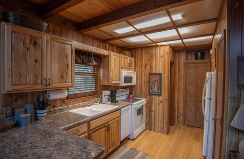Fleetwood Cottage | Emelca Inn at Fleetwood Falls - Wrap Around Porch