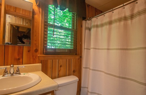 Fleetwood Cottage | Emelca Inn at Fleetwood Falls - Wrap Around Porch