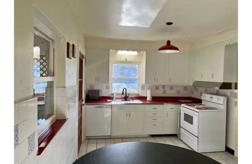 Summerlee House | Enchanting Storybook Cottage - Downtown Oak Hill