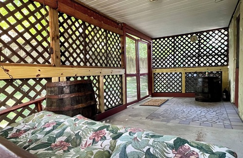 Summerlee House | Enchanting Storybook Cottage - Downtown Oak Hill