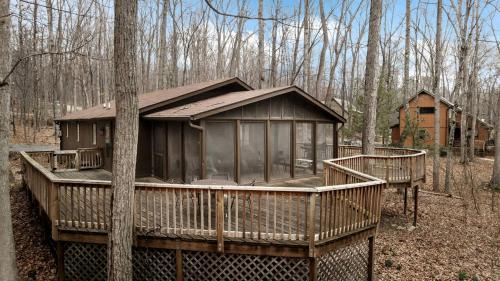 Berkeley Springs House | Enchanting Woodland Cabin Retreat near Cacapon River in West Virginia