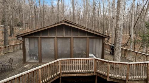 Berkeley Springs House | Enchanting Woodland Cabin Retreat near Cacapon River in West Virginia