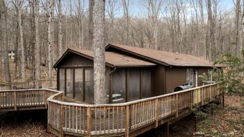 Berkeley Springs House | Enchanting Woodland Cabin Retreat near Cacapon River in West Virginia