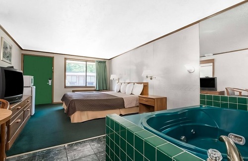 Summit Hotel | Enjoy Your Stay at Knights Inn Ashland! Pool, Picnic Area, Parking, WiFi