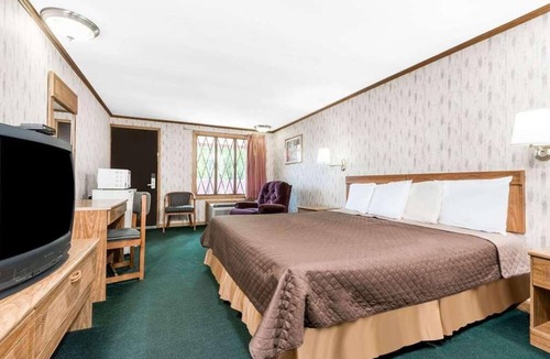 Summit Hotel | Enjoy Your Stay at Knights Inn Ashland! Pool, Picnic Area, Parking, WiFi