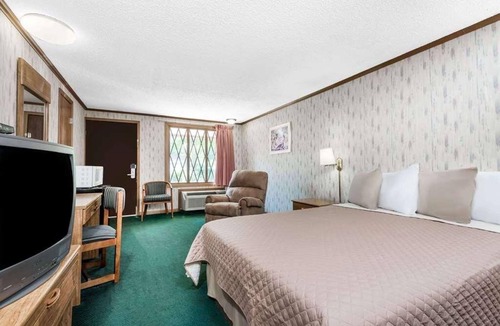 Summit Hotel | Enjoy Your Stay at Knights Inn Ashland! Pool, Picnic Area, Parking, WiFi
