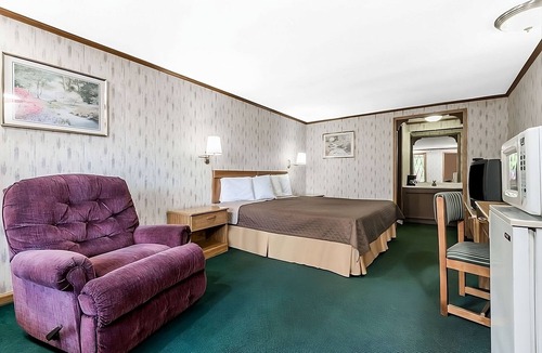 Summit Hotel | Enjoy Your Stay at Knights Inn Ashland! Pool, Picnic Area, Parking, WiFi