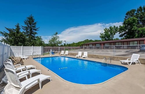 Summit Hotel | Enjoy Your Stay at Knights Inn Ashland! Pool, Picnic Area, Parking, WiFi