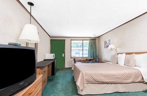 Summit Hotel | Enjoy Your Stay at Knights Inn Ashland! Pool, Picnic Area, Parking, WiFi
