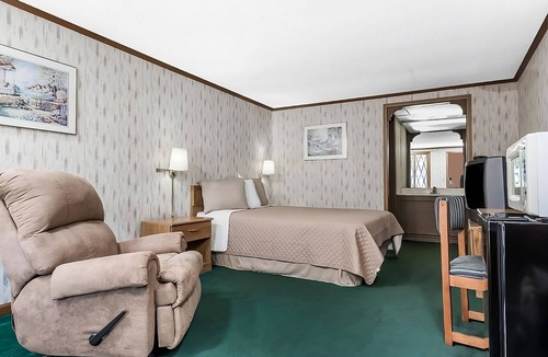 Summit Hotel | Enjoy Your Stay at Knights Inn Ashland! Pool, Picnic Area, Parking, WiFi
