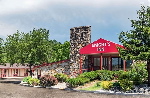 Summit Hotel | Enjoy Your Stay at Knights Inn Ashland! Pool, Picnic Area, Parking, WiFi
