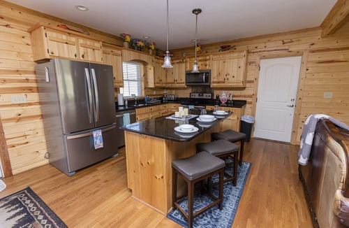 Fleetwood Cabin | ENJOYABLE RELAXING Quiet area king bed riverfront access with firepit